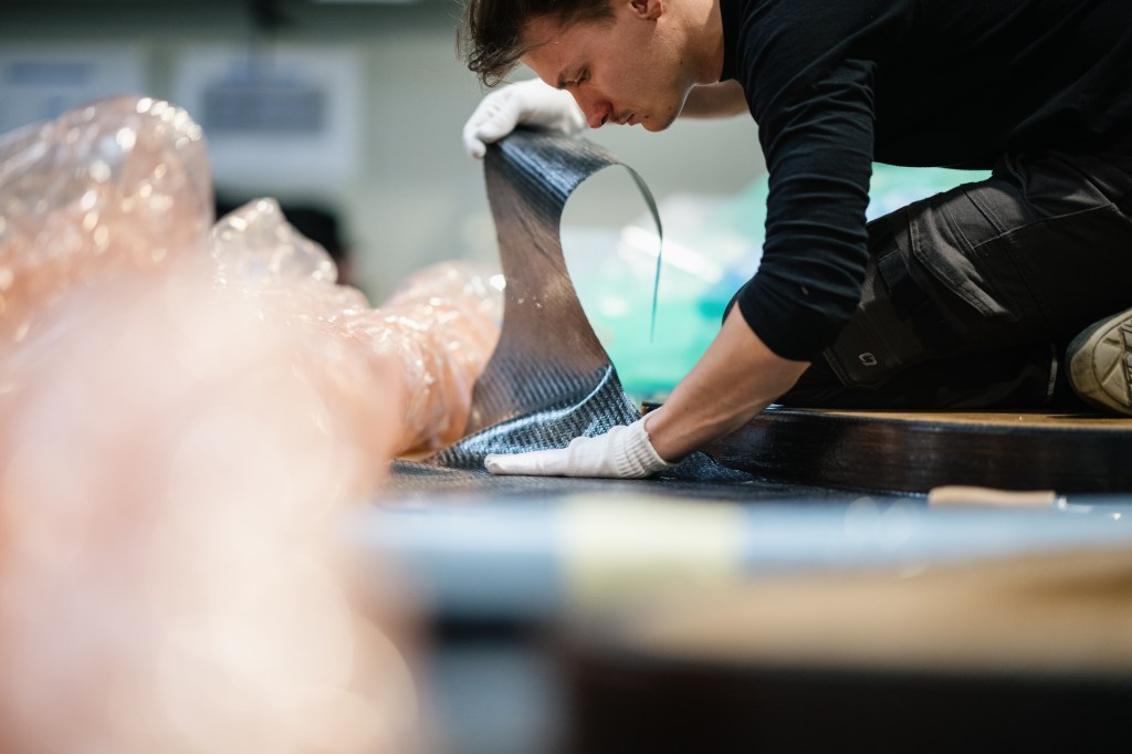 Drapage de la coque de l'Imoca Les P'tits Doudous - chantier Duqueine.